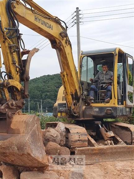 강기갑 전 민주노동당 대표가 지난달 29일 경남 사천에 있는 자신의 집 인근에서 포클레인으로 직접 집을 짓고 있다.사천 신형철 기자 hsdori@seoul.co.kr