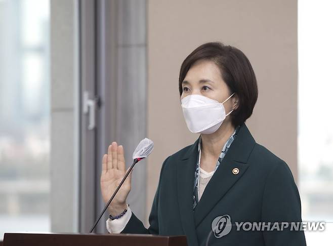 국감 선서하는 유은혜 부총리 (서울=연합뉴스) 진성철 기자 = 유은혜 부총리 겸 교육부 장관이 7일 국회 교육위원회의에서 열린 교육부·국사편찬위원회 등에 대한 국정감사에서 선서하고 있다.  2020.10.7 zjin@yna.co.kr