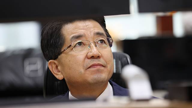 올해 노벨 화학상 유력 수상자로 거론됐던 현택환 서울대 석좌교수가 지난 7일 연구실에서 업무를 보고 있다. [사진 출처 :연합뉴스]