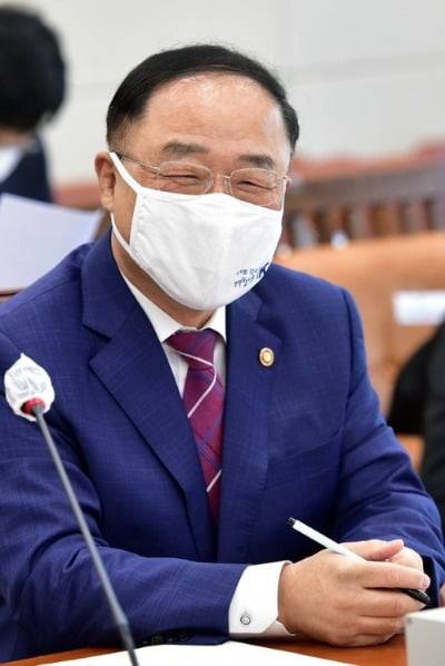 국정감사에서 미소를 짓고 있는 홍남기 경제부총리 겸 기획재정부 장관(사진=연합뉴스)