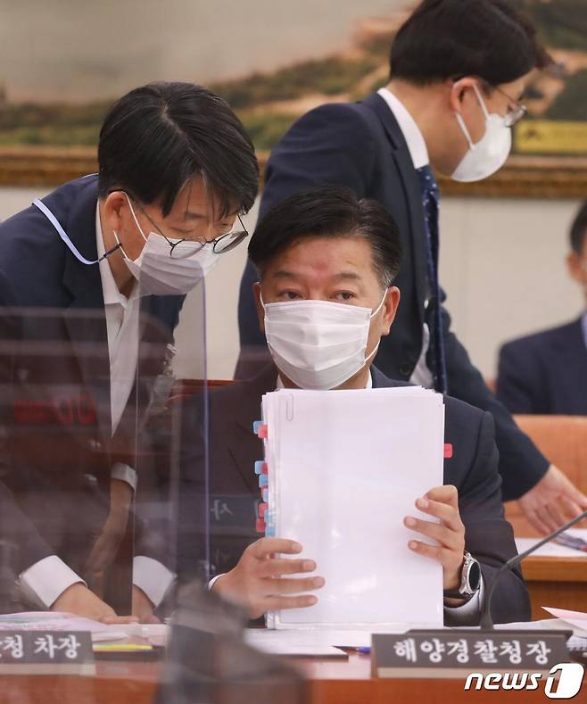 김홍희 해양경찰청장이 8일 오전 서울 여의도 국회에서 열린 농림축산식품해양수산위원회의 해양수산부에 대한 국정감사에서 관계자와 대화를 나누고 있다. /사진=뉴스1