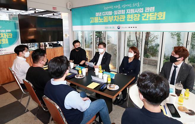 임서정 고용노동부 차관이 28일 오후 서울 마포구 소재 디노마드를 방문해 코로나19 위기 극복을 위한 청년 신규 일자리 사업에 대한 현장 의견을 청취하고 있다. [고용노동부 제공]