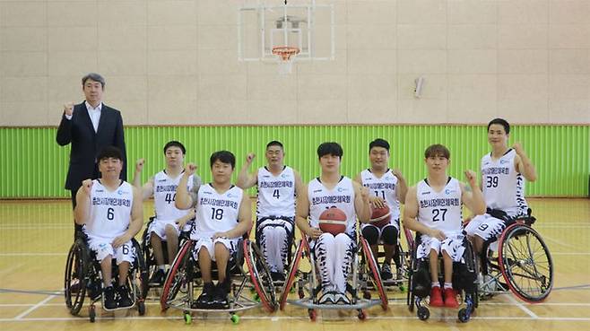 1라운드 전승행진으로 돌풍을 일으키고 있는 춘천휠체어농구단.