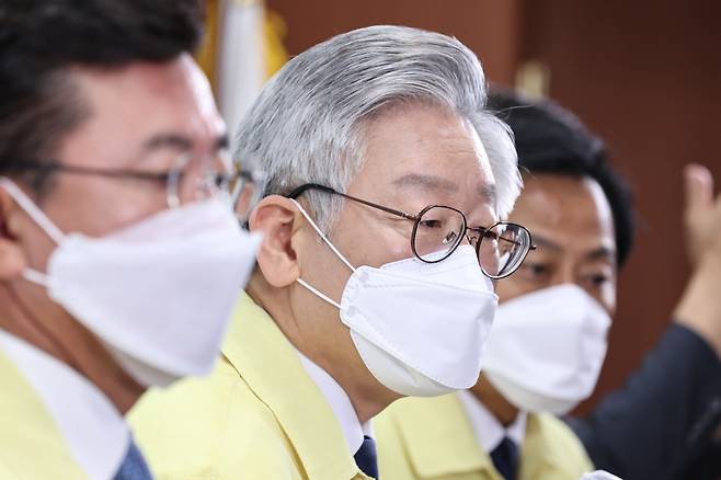 이재명 경기도지사가 9일 오전 경기도 수원시 경기도청에서 브리핑을 열고 코로나19 여파로 침체된 지역 상권을 살리기 위한 소비지원금 지급안을 밝히고 있다. ⓒ 연합뉴스