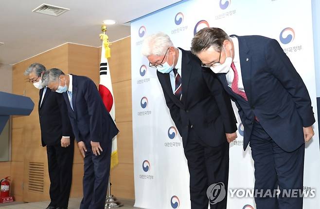 주요 대학 의료원장, '의사국가고시 미응시 사과' (서울=연합뉴스) 백승렬 기자 = 김영훈 고려대학교 의료원장 등 주요 병원장들이 8일 정부서울청사에서 의대생들이 의사국가고시에 응시하지 않은 것에 대해 사과하는 성명을 발표하고 있다.       이날 발표에는 김영훈 고려대학교 의료원장, 김연수 서울대학교병원장, 윤동섭 연세대학교 의료원장, 김영모 인하대학교 의료원장 등이 참석했다. 2020.10.8 srbaek@yna.co.kr