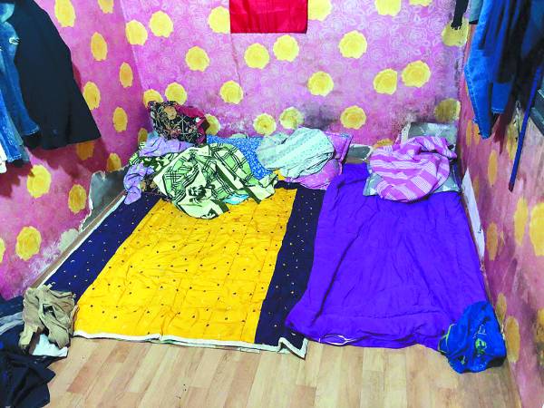 전북 군산 개야도의 이주노동자들이 지냈던 한 숙소 모습. 벽지 곳곳에 곰팡이가 피어 있는 등 열악한 환경이다. 이 방에서는 4명의 이주노동자가 생활했다고 한다. 선원이주노동자 인권네트워크 제공