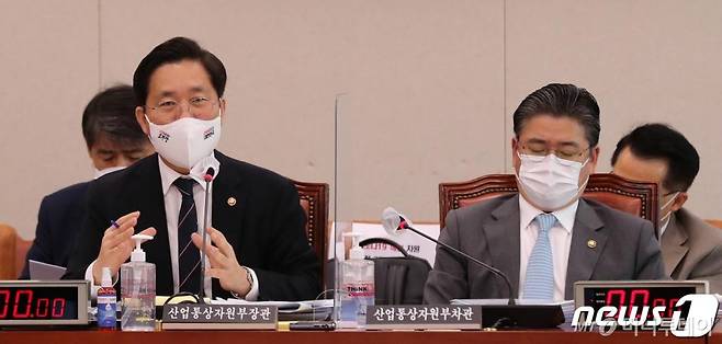 (서울=뉴스1) 성동훈 기자 = 성윤모 산업통상자원부 장관(왼쪽)이 7일 오전 서울 여의도 국회 산업통상자원중소벤처기업위원회 전체회의실에서 열린 산업통상자원부 국정감사에서 의원들 질의에 답하고  있다.2020.10.7/뉴스1