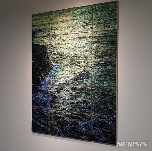 [서울=뉴시스] 케이티 김의 사진을 오마주한 화가 김남표의 바다 풍경. 화면을 20조각으로 분할해 그렸다.