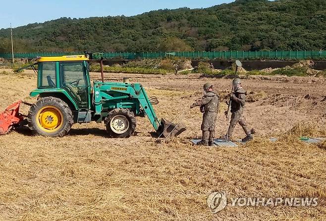 철원 민통선 내 논에서 지뢰 추정물 폭발 (철원=연합뉴스) 8일 오전 10시 20분께 강원 철원군 동송읍 이길리 논에서 지뢰로 추정되는 폭발물이 터지는 사고가 발생해 군 폭발물 처리반(EOD)이 현장을 조사하고 있다. 2020.10.8 [이길리 주민 제공. 재판매 및 DB 금지] yangdoo@yna.co.kr