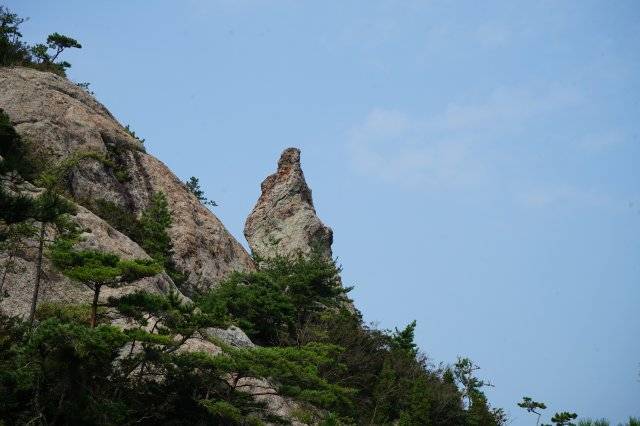 대장봉 중턱에는 긴 바위가 삐죽 솟아 있는 할매바위가 있다. 자신의 뒷바라지 덕분에 과거에 급제한 남편이 첩을 데리고 돌아온 모습에 화가 난 아내가 돌로 굳었다는 전설이 있다.