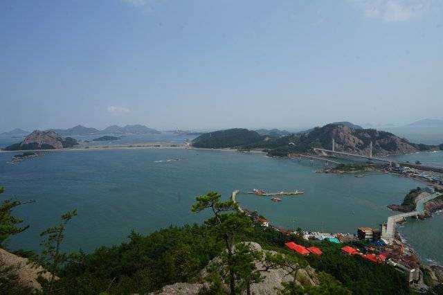 대장봉에서 바라본 망주봉과 선유도해수욕장, 선유봉(왼쪽부터) 풍경.