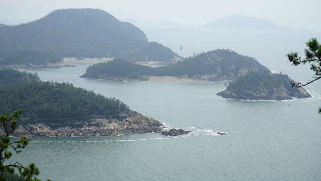 주삼섬, 앞삼섬, 장구도 등 세 개의 무인도가 배 세 척이 돌아오는 형상과 같다고 해서 삼도귀범이라는 이름이 붙었다.