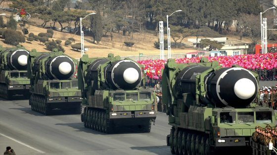 과거 열병식 때 등장한 화성-15형 대륙간탄도미사일(ICBM). 북한은 10일 당 창건 75주년을 맞아 열리는 이번 열병식에서 새로운 ICBM을 공개할 수 있다는 관측이 나온 바 있다. [연합뉴스]