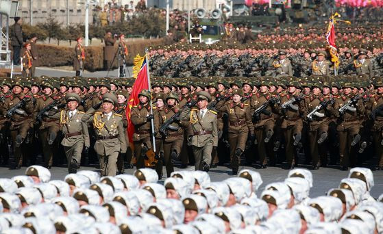 2018년 2월 8일 평양 김일성 광장에서 열린 조선인민군 창건 70주년 기념 열병식에서 북한 군인들이 행진하고 있다. [AFP=연합뉴스]