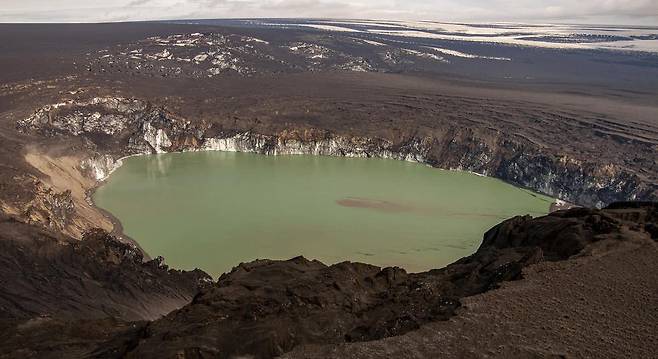 2011년 아이슬란드 그림스뵈튼 화산이 폭발한 뒤 얼음이 녹아 생긴 호수