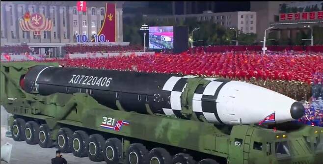 북한이 노동당 창건 75주년 당일인 10일 새벽  진행한 열병식에서 신형 대륙간탄도미사일(ICBM). 조선중앙TV화면 캡처