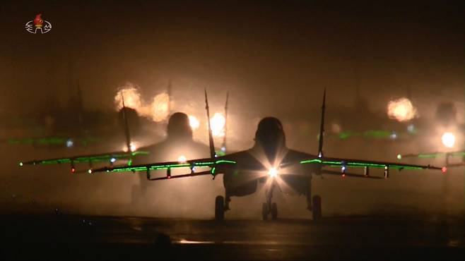 북한 조선중앙TV가 10일 녹화 방송한 노동당 창건 75주년 기념 열병식에서 전투기들이 '비행쇼'를 선보이고 있다. 전투기들은 부채살 대형을 이루며 김일성 광장 상공에서 열병비행을 장식했다고 중앙TV는 소개했다. [조선중앙TV 화면]/뉴스1