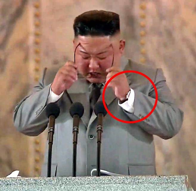 북한 조선중앙TV가 10일 오후 김정은 국무위원장이 노동당 창건 75주년 경축 열병식 연설중 울먹이는 모습을 방송하고 있다. /조선중앙TV