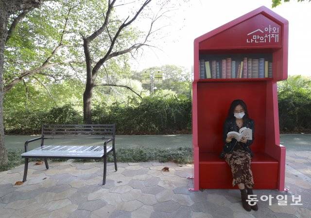 7일 양재 책 마당을 찾은 시민들이 독서하고 있다. 양재도서관은 인근 산책로를 시민이 책을 읽을 수 있는 공간으로 꾸민 양재 책 마당을 이날 개관했다.