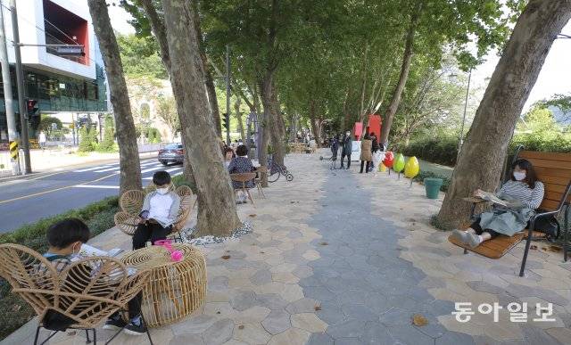 7일 양재 책 마당을 찾은 시민들이 독서하고 있다. 양재도서관은 인근 산책로를 시민이 책을 읽을 수 있는 공간으로 꾸민 양재 책 마당을 이날 개관했다.