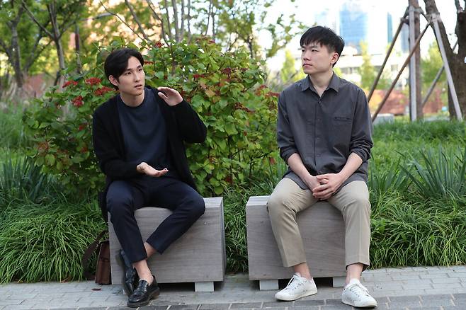 지난달 24일 서울 중구 서소문역사공원에서 송재욱, 정평진 건축가가 작품에 대해 이야기하고 있다. 강창광 선임기자 chang@hani.co.kr