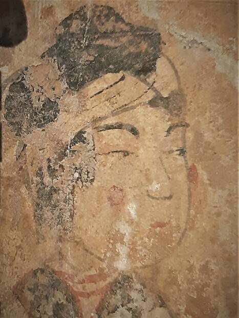 ‘빛의 과학’전에 처음 공개된 쌍영총 널길 동벽 벽화편의 주요 이미지 가운데 하나인 고구려 여인상을 가까이에서 찍은 모습. 갸름한 얼굴에 순박한 눈매가 인상적이다.