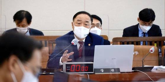 홍남기 경제부총리 겸 기획재정부 장관이 지난 8일 서울 여의도 국회에서 열린 기획재정위원회의 기획재정부에 대한 국정감사에서 의원 질의에 답변하고 있다. 뉴스1