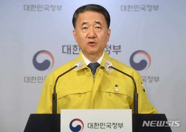 [서울=뉴시스] 고범준 기자 = 박능후 중앙재난안전대책본부 1차장(보건복지부 장관)이 11일 오후 서울 종로구 정부서울청사에서 열린 중앙재난안전대책본부 브리핑에서 '사회적 거리두기' 단계 조정안을 발표하고 있다. 2020.10.11. photo@newsis.com