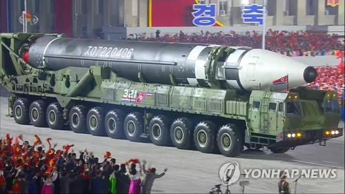 북한, 당 창건일 열병식서 신형 ICBM 공개 (서울=연합뉴스) 북한이 10일 노동당 창건 75주년 기념 열병식에서 미 본토를 겨냥할 수 있는 신형 대륙간탄도미사일(ICBM)을 공개했다. 조선중앙TV가 보도한 화면을 보면 신형 ICBM은 화성-15형보다 미사일 길이가 길어지고 직경도 굵어진 모습이다. 바퀴 22개가 달린 이동식발사대(TEL)가 신형 ICBM을 싣고 등장했다.[조선중앙TV 화면] 2020.10.10       [국내에서만 사용가능. 재배포 금지. For Use Only in the Republic of Korea. No Redistribution]