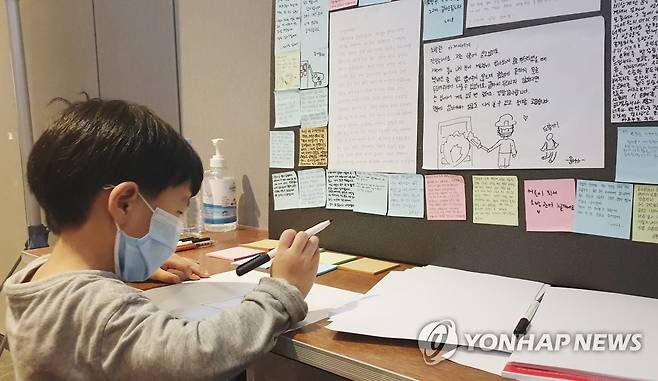 소방관에게 감사 그림 그리는 아이 (울산=연합뉴스) 김근주 기자 = 11일 울산 남구 삼산동에 차려진 주상복합 아파트 화재 피해 주민 임시 숙소에서 한 아이가 소방관에게 감사하는 마음을 전하는 그림을 그리고 있다. 2020.10.11 canto@yna.co.kr