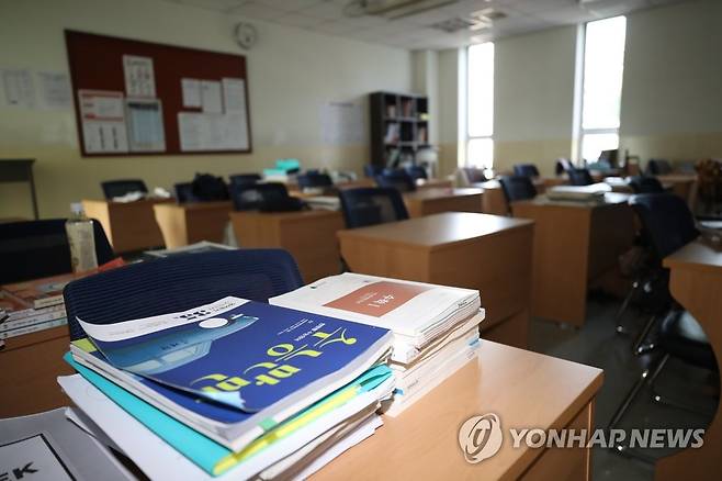 수능 책만 덩그러니 불 꺼진 대형 입시학원 [연합뉴스 자료사진]