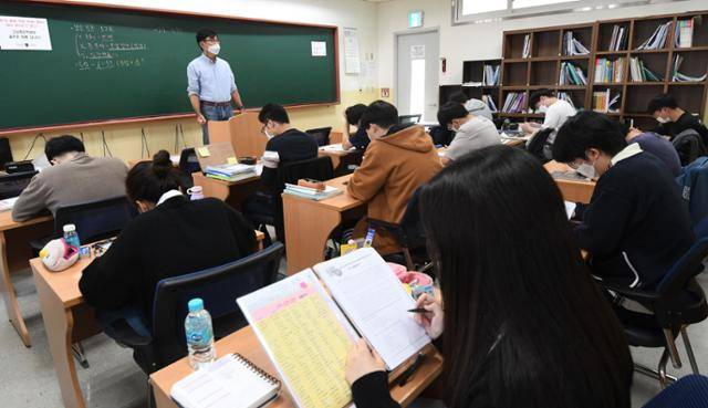 사회적 거리두기 1단계로 조정된 12일 오전 서울 강남구 종로학원 강남본원에서 마스크를 쓴 수험생들이 학원으로 등원해 강의를 듣고 있다. 이날부터 영업이 제한됐던 수도권의 클럽 등 유흥주점, 노래연습장, 대형학원(300인 이상), 뷔페식당 등이 문을 연다. 배우한 기자