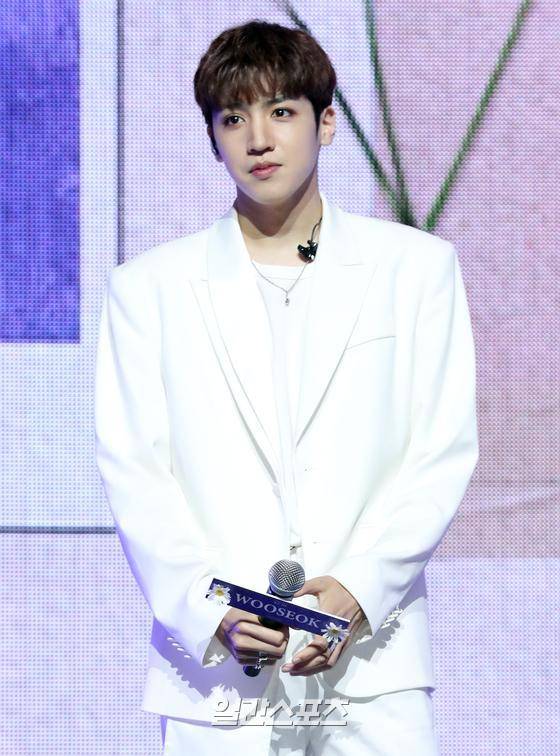 그룹 펜타곤(PENTAGON)이 12일 오후 서울 용산구 한남동 블루스퀘어 아이마켓홀에서 미니 10집 'WE:TH' 발매 기념 미디어쇼케이스를 열었다. 펜타곤(진호, 후이, 홍석, 신원, 여원, 옌안, 유토, 키노, 우석) 멤버 우석이 포토타임에서 포즈를 취하고 있다. 김진경 기자 kim.jinkyung@jtbc.co.kr/2020.10.12/