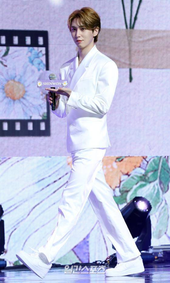 그룹 펜타곤(PENTAGON)이 12일 오후 서울 용산구 한남동 블루스퀘어 아이마켓홀에서 미니 10집 'WE:TH' 발매 기념 미디어쇼케이스를 열었다. 펜타곤(진호, 후이, 홍석, 신원, 여원, 옌안, 유토, 키노, 우석) 멤버 신원이 포토타임에서 포즈를 취하고 있다. 김진경 기자 kim.jinkyung@jtbc.co.kr/2020.10.12/