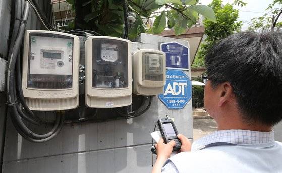 전기 검침원. [중앙포토]