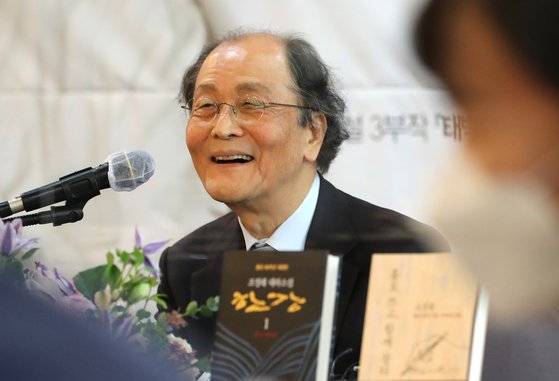 등단 50주년을 맞은 조정래 작가가 12일 서울 중국 프레스센터에서 기자간담회를 열었다. 뉴스1