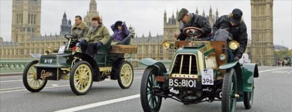 과잉 규제라는 논란에도 31년간 지속된 ‘적기조례’는 영국의 자동차산업 발전을 가로막았다. 사진은 런던에서 열린 클래식카 대회.  한경DB