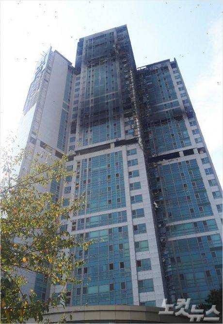 화재 피해를 입은 울산시 남구 삼환아르누보 주상복합 아파트 전경. (사진=반웅규 기자)