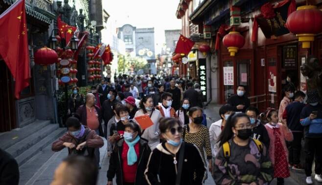 사진=EPA 연합뉴스(10월 1일부터 시작된 중국 연휴 당시 베이징 명소를 활보하는 관광객들)