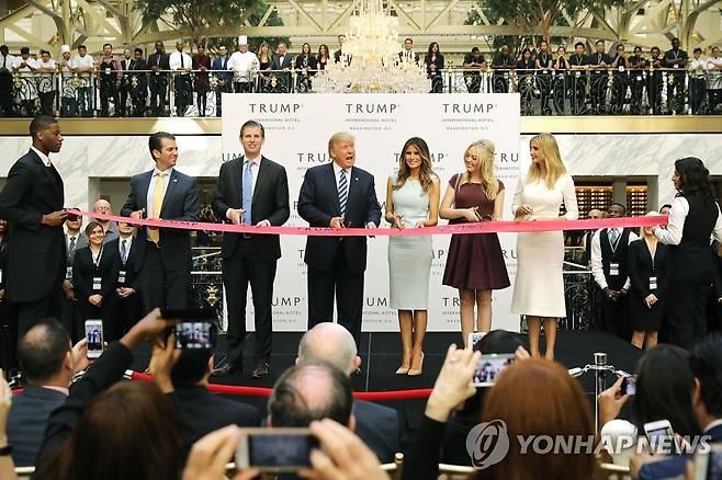 트럼프 대통령 취임 전인 2016년 열린 워싱턴DC 트럼프 인터내셔널 호텔 개장행사 [AFP=연합뉴스 자료사진]  == FOR NEWSPAPERS, INTERNET, TELCOS & TELEVISION USE ONLY ==