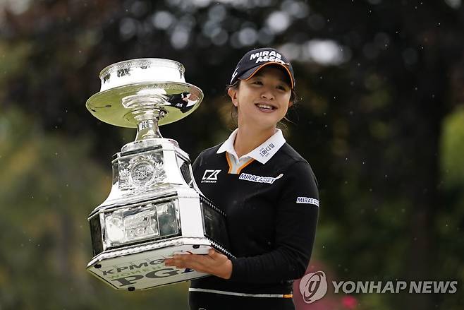 우승 트로피 들어 올린 김세영 [AP=연합뉴스]