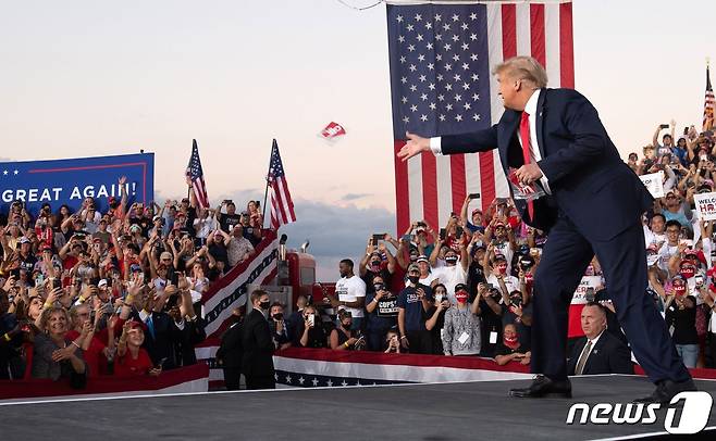마스크를 던지고 있는 도널드 트럼프 미국 대통령. © AFP=뉴스1