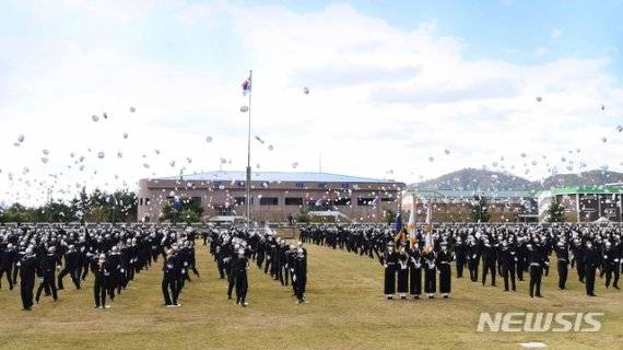 [서울=뉴시스]8일 해군교육사령부 연병장에서 실시한 '제669기 해군병 수료식' 중 669기 해군병들이 수료를 기념하며 '정모 세레모니'를 하고 있다. (사진=해군교육사령부 제공) 2020.10.08. photo@newsis.com <저작권자ⓒ 공감언론 뉴시스통신사. 무단전재-재배포 금지.> /사진=뉴시스화상