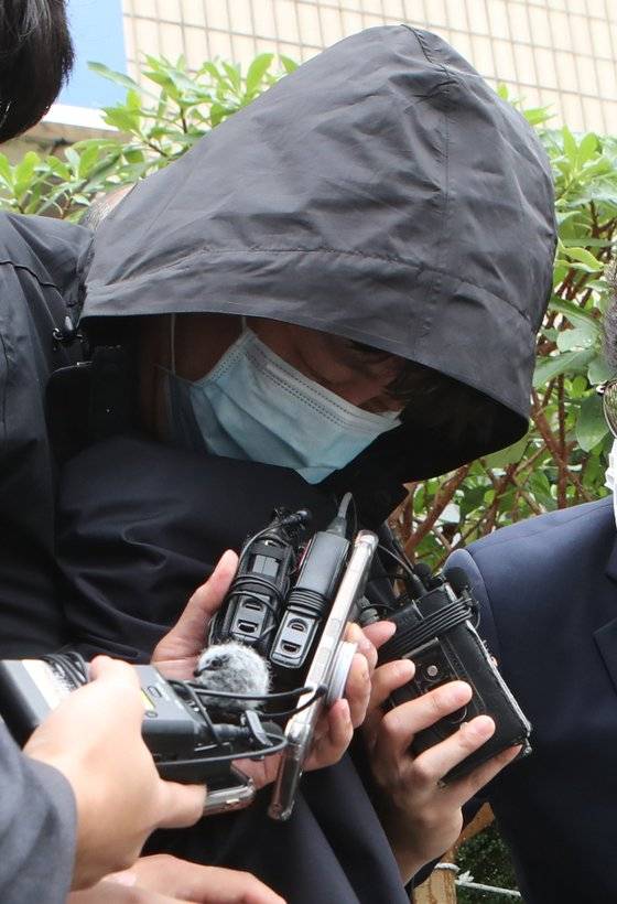 합성 대마를 피운 뒤 차를 몰아 부산 해운대 도심에서 7명이 다친 7중 추돌 사고를 낸 포르쉐 운전자 40대 A씨가 13일 구속기소됐다. 사진은 지난 9월 18일 부산 해운대구 동부지법 동부지원에서 구속 전 피의자 영장실질심사를 받고 법정을 빠져 나오고 있는 모습. 송봉근 기자