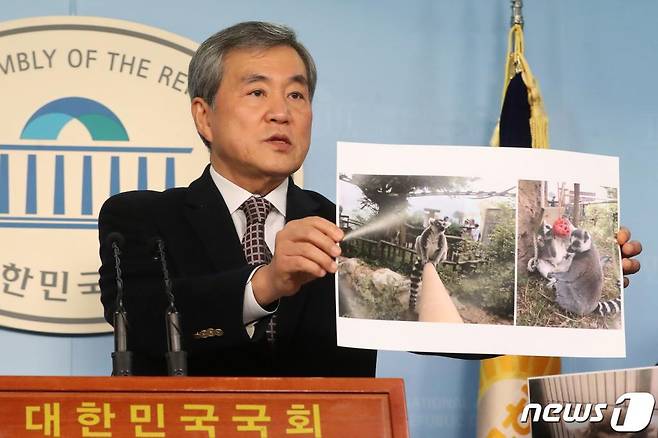 이상돈 의원과 동물권행동 카라 관계자들이1월 7일 오후 서울 여의도 국회 정론관에서 서울대공원 동물거래 규탄 및 동물원수족관법 개정 촉구 기자회견을 갖고 있다./사진=뉴스1