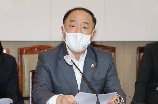 홍남기(사진) 경제부총리가 14일 정부서울청사에서 열린 제5차 소재·부품·장비 경쟁력강화위원회의를 주재하고 있다. <연합뉴스>