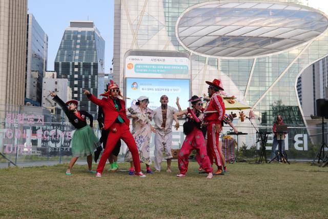 지난해 서울거리예술축제에서 앰비규어스 댄스컴퍼니가 선보인 공연 ‘피버’. 이 의상을 한국홍보영상에서도 입고 나온다. 앰비규어스 댄스컴퍼니 제공