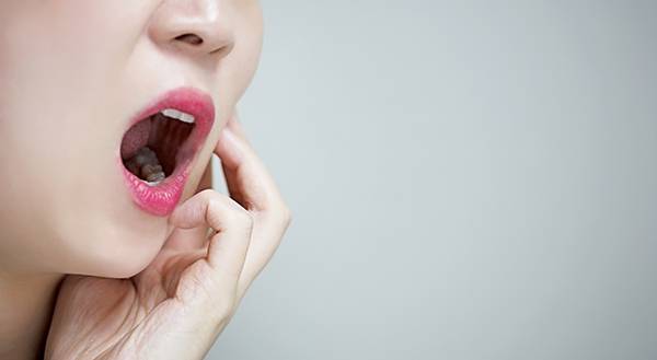 사랑니가 옆으로 나거나 비스듬히 누워 날 경우 구취는 물론 염증을 동반한 통증까지 발생할 수 있다. /사진=헬스조선DB