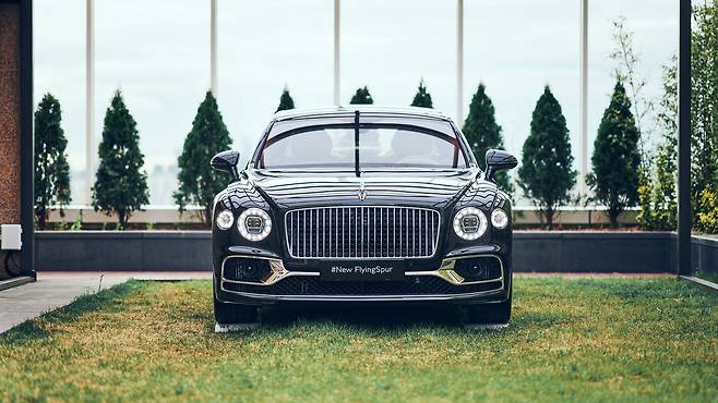신형 벤틀리 플라잉스퍼 V8의 전면부. 벤틀리의 엠블럼인 '플라잉 B'가 후드 오너먼트 형태로 바뀌었다. 사진 벤틀리모터스코리아