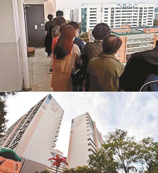 서울 강서구 가양동의 한 아파트 복도에 13일 오전 전셋집을 보러 온 10여명이 길게 줄을 서 있다. 최근 전세시장에선 매물 품귀 현상으로 줄지어 매물을 확인하고, 급기야 제비뽑기를 통해 임차인을 정하는 일까지 벌어지고 있다. 아래 사진은 전셋집을 줄 서서 본 해당 아파트 단지 전경. 최현규 기자, 온라인 커뮤니티 캡처